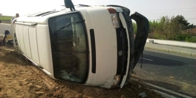 Bilecik'te servis minib�s� devrildi: 15 yaral�