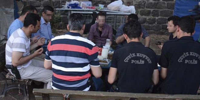 G�venlik g��leri n�bet ba��nda iftar ve sahur yap�yor