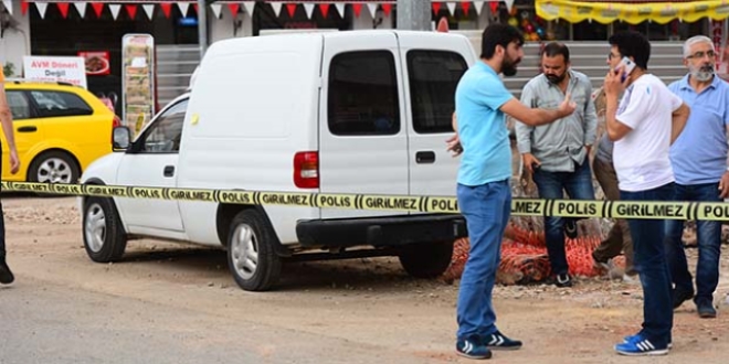 Hatal� park etti�i araca yap��t�r�lan 'bombal� not' i�inden etti