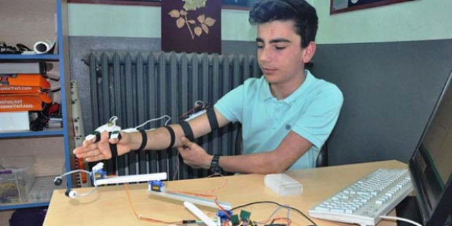 Lise öğrenci polislerin güvenliği için 'robot kol' geliştirdi
