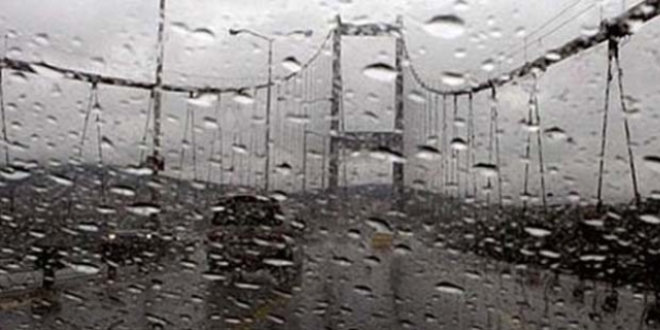 İstanbul'da yağmur başladı, trafik kilitlendi