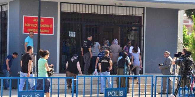 Sanık avukatıyla madenci aileleri arasında gerginlik