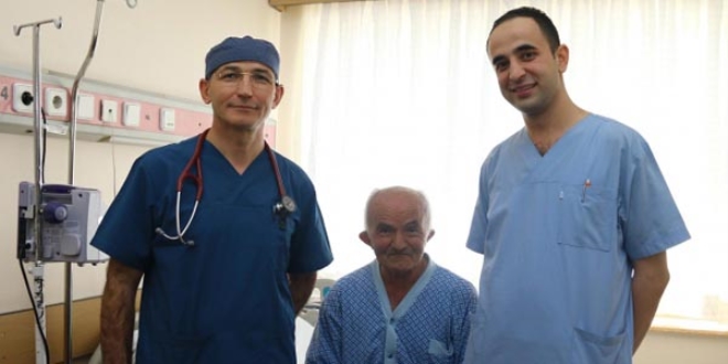 70 yaşındaki hastaya ameliyatsız kalp kapağı değişimi