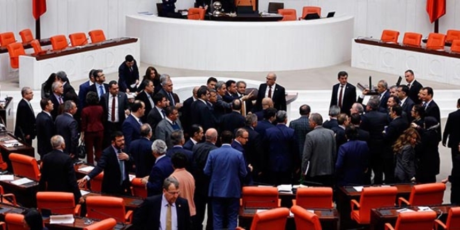 AK Parti ile CHP'li milletvekilleri arasnda gerginlik