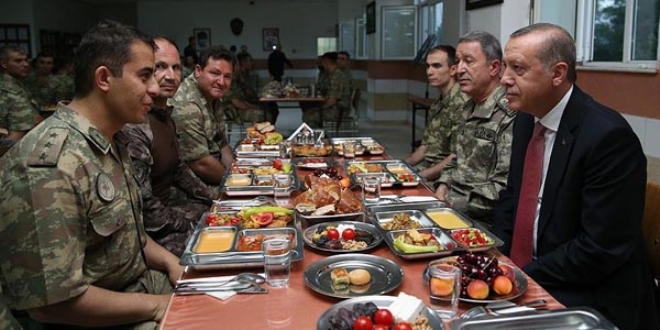 Cumhurbakan Erdoan askerlerle iftar yapt