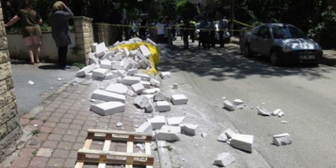 Kadıköy'de ağaca takılan betonlar kadının üzerine düştü