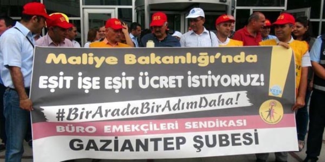Maliye �al��anlar�ndan e�it i�e e�it  �cret protestosu