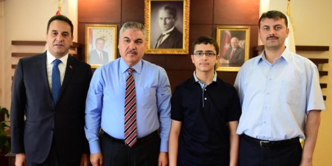 TEOG birincisine Vali Okur'dan altın