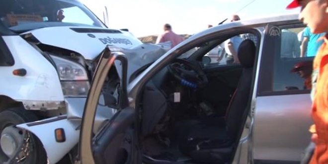 K�r�kkale'de i��i servisi ile otomobil �arp��t�: 20 yaral�