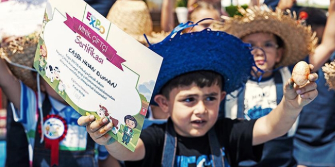 Karnesini g�sterene EXPO ziyareti 1 lira