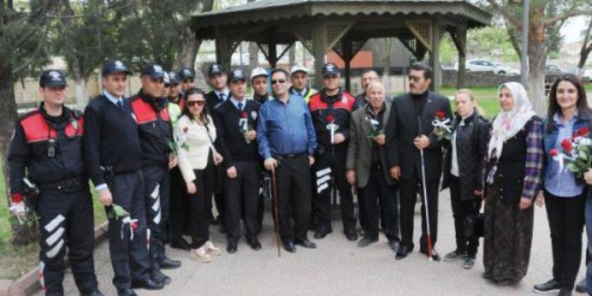 Görme engelli öğrenciler bir günlüğüne polis oldu