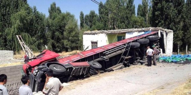 Tunceli'de kömür yüklü tır evin üzerine devrildi