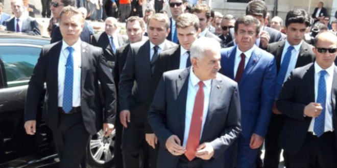 Başbakan Yıldırım, cuma namazı sonrası esnafı ziyaret etti