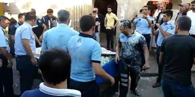 Zabıtanın tezgahına el koyduğu seyyar satıcı ortalığı birbirine kattı