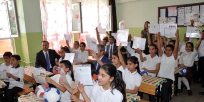 Şırnak'lı öğrenciler, teröre inat karne sevincini yaşadılar