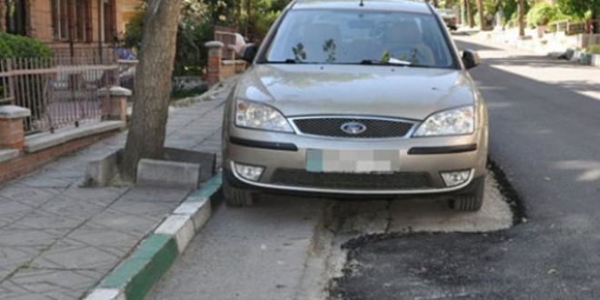 Belediye, araçların kenarından asfalt dökmek zorunda kaldı