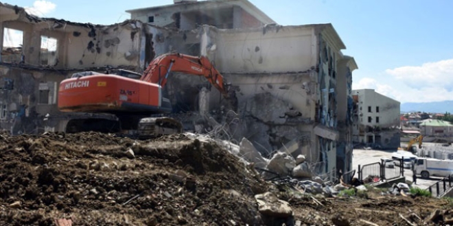 Yüksekova'da hasarlı binalar yıkılıyor