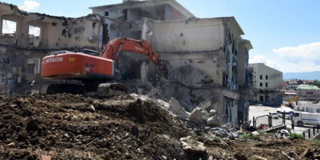 Yksekova'da hasarl binalar yklyor