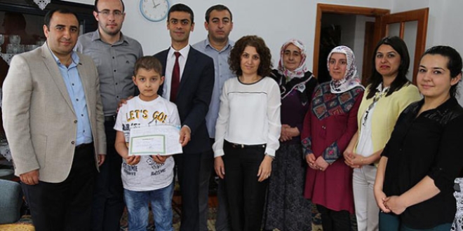 Kanser hastası öğrencinin evde karne heyecanı