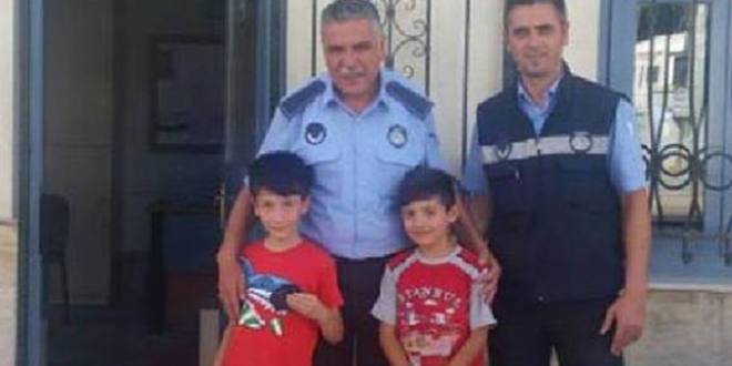 İki küçük öğrenciden örnek davranış