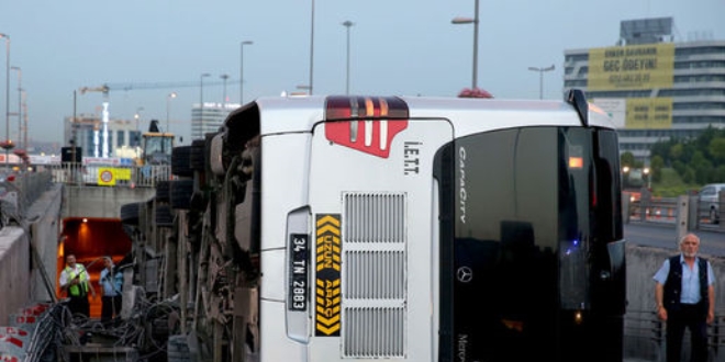 Cevizlibağ'da metrobüs devrildi: 10 kişi yaralandı