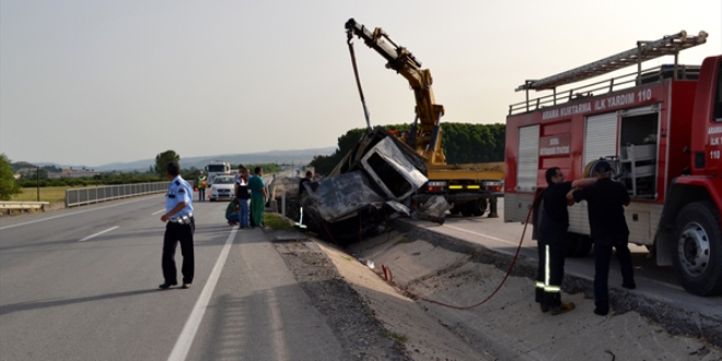 Bursa'da hafif ticari araç devrildi: 2 ölü, 1 yaralı