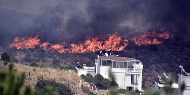 Bodrum'da çıkan yangın yerleşim yerine de sıçradı