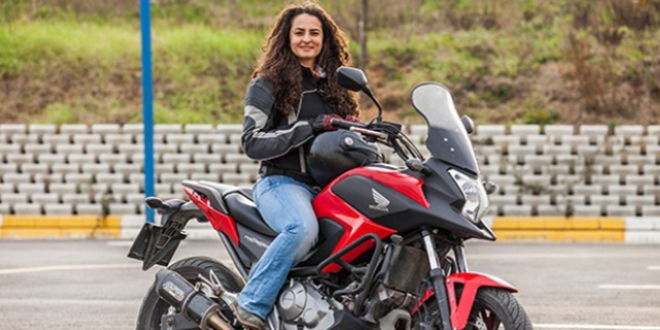 Kad�n akademisyen motosikletiyle Afrika turuna ��kt�