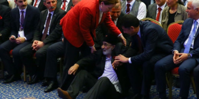 MHP'deki t�z�k kurultay�nda ya�l� bir partili Ak�ener'in �n�ne oturdu