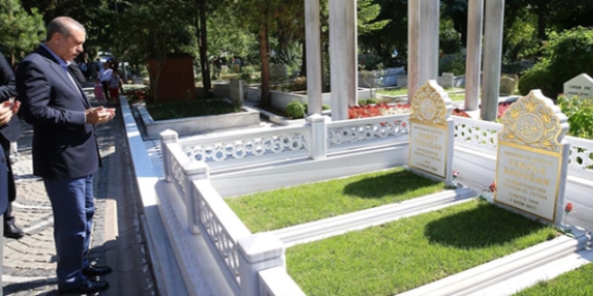 Erdoğan, anne ve babasının kabrini ziyaret etti