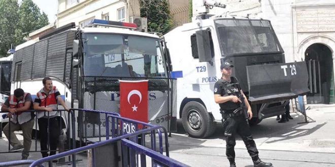 Taksimdeki izinsiz y�r�y��e polis m�dahalesi