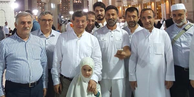 Eski Başbakan Davutoğlu, Medine'de