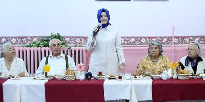 Bakan Kaya, huzurevi sakinleriyle iftarda bulu�tu