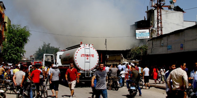Trafo patlamasıyla çıkan yangında mahsur kalanlar iş makinesiyle kurtarıldı