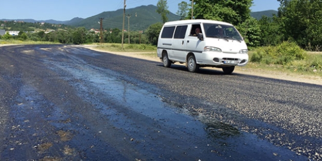Bartın'da sıcak hava asfaltı eritti