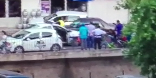 Tartıştığı trafik polisini 200 metre sürükledi