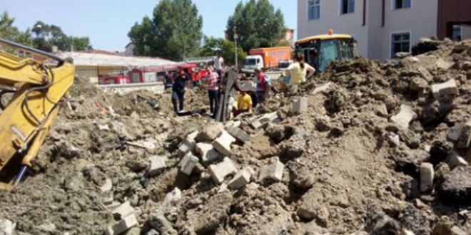 Toprağa gömülen işçiyi itfaiye kurtardı