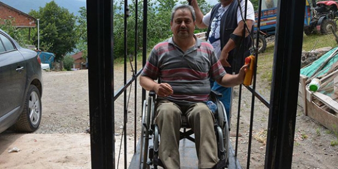 Fiyatları fazla bulunca kendi asansörünü tasarladı