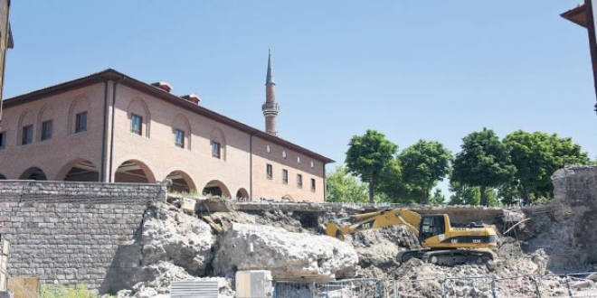 2 bin yıllık tapınağa iş makineleri girdi