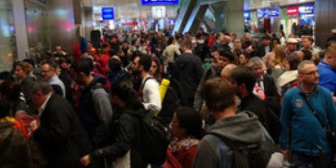 Motoru havada duran uçağın yolcuları apronda görevliller ile tartıştı