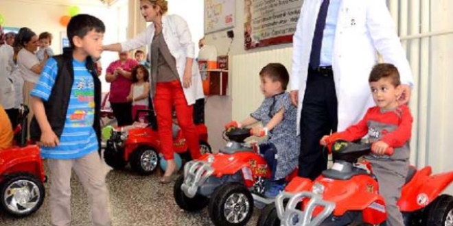 Çocuklar ameliyathaneye akülü arabayla gidiyor