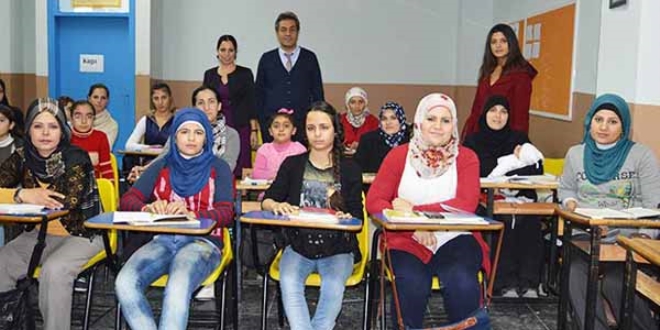 Savaş mağduru kadınlar türkçe öğreniyor