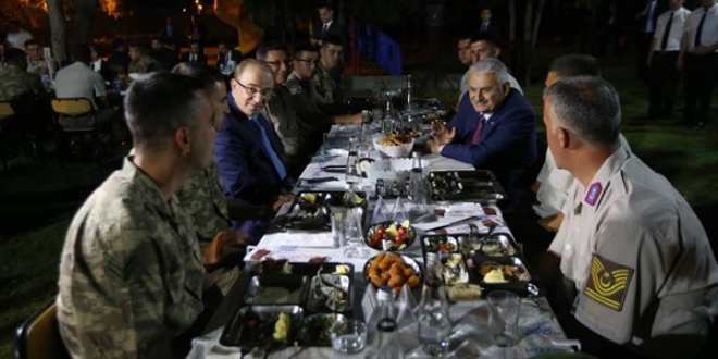 Başbakan, Temelli Jandarma Karakolu'nda iftar etti