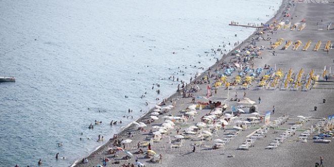 Antalya sahillerinde canllk balad