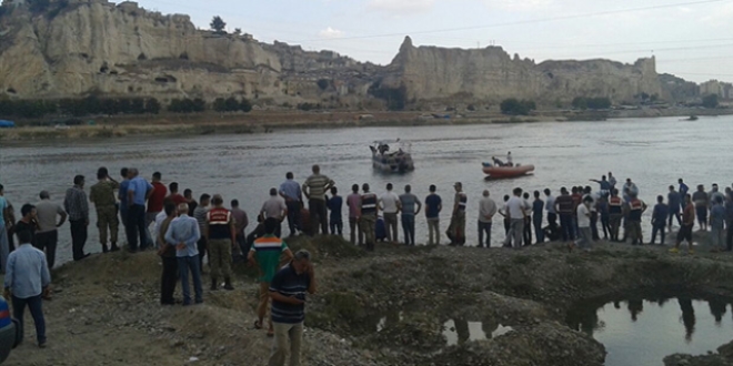 Şanlıurfa'da Fırat Nehri'ne giren iki kişi boğuldu