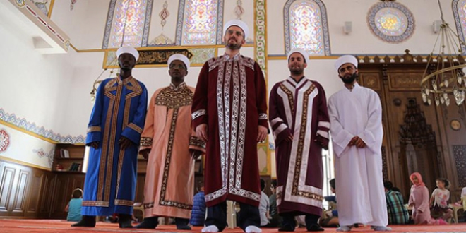 Teravihi 7 farklı imamla kılıyorlar