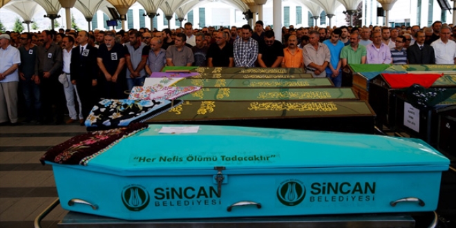 Silahlı saldırıda ölen eczacı toprağa verildi
