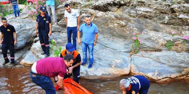 Serinlemek için girdiği şelalede boğuldu