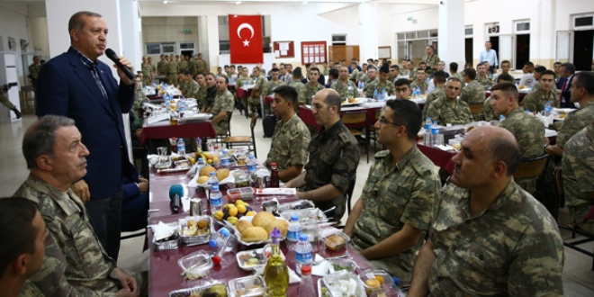 Erdoğan, Silopi'de askerlerle birlikte iftar yaptı