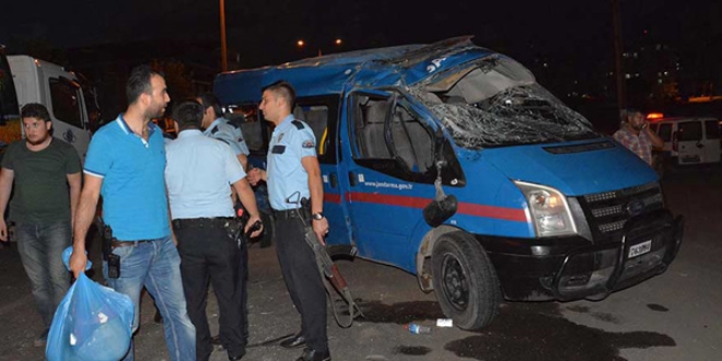 Askerleri taşıyan minibüs kaza yaptı: 12 yaralı
